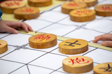 Toplum Aktivite Merkezi Limin Rekreasyon ve Satranç Yarışması (Satranç kelime: kral, beyefendi, faz, araba, at ev sahipliği yapıyor ... Çin satrancı)