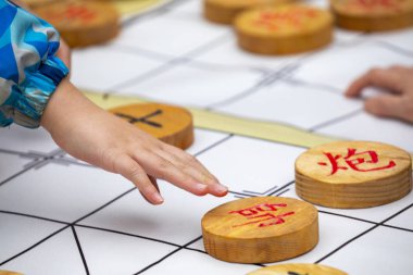 Toplum Aktivite Merkezi Limin Rekreasyon ve Satranç Yarışması (Satranç kelime: kral, beyefendi, faz, araba, at ev sahipliği yapıyor ... Çin satrancı)