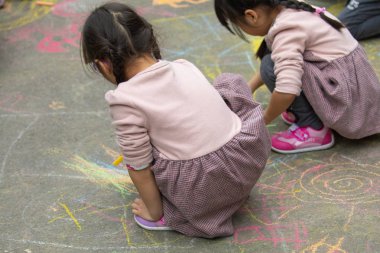 Açık park katta Çocuk, tebeşir mutlu karalamalar çizim