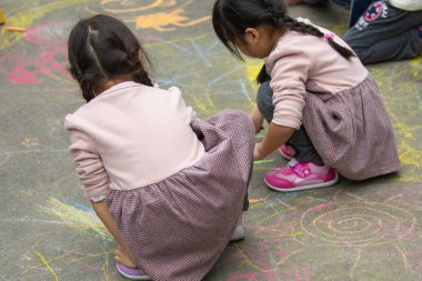 Açık park katta Çocuk, tebeşir mutlu karalamalar çizim