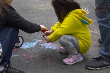 Açık park katta Çocuk, tebeşir mutlu karalamalar çizim