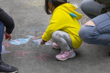 Açık park katta Çocuk, tebeşir mutlu karalamalar çizim