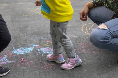 Açık park katta Çocuk, tebeşir mutlu karalamalar çizim