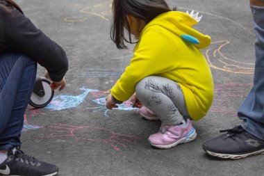 Açık park katta Çocuk, tebeşir mutlu karalamalar çizim