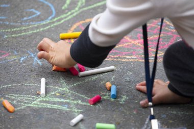 Açık park katta Çocuk, tebeşir mutlu karalamalar çizim