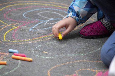 Açık park katta Çocuk, tebeşir mutlu karalamalar çizim