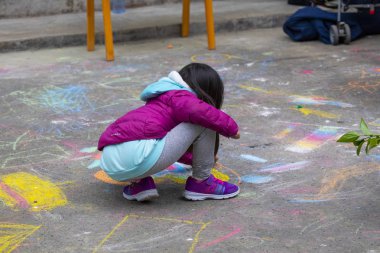 Açık park katta Çocuk, tebeşir mutlu karalamalar çizim