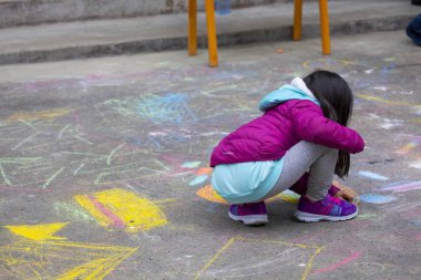 Açık park katta Çocuk, tebeşir mutlu karalamalar çizim