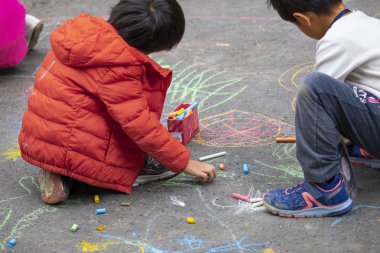 Açık park katta Çocuk, tebeşir mutlu karalamalar çizim