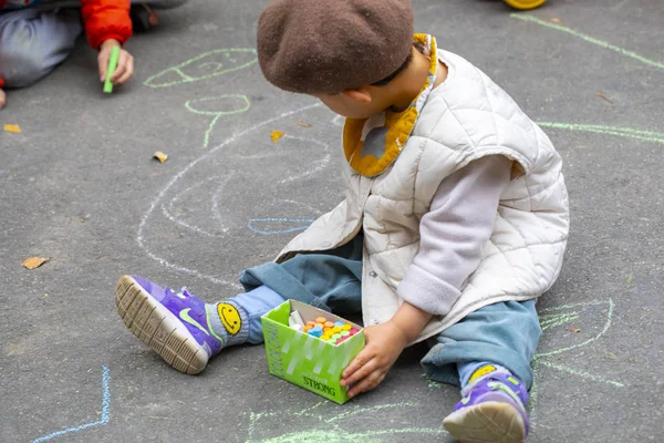 Ребенок Открытом Полу Парка Рисует Каракули Мелом Счастливым — стоковое фото