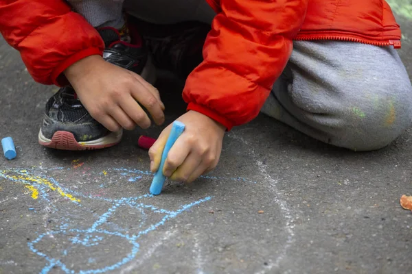 Ребенок Открытом Полу Парка Рисует Каракули Мелом Счастливым — стоковое фото