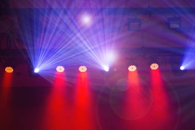 Tiyatro sahnesinde kahramanı, aydınlatma mühendisi tarafından tasarlanan spot, projeksiyon lambası