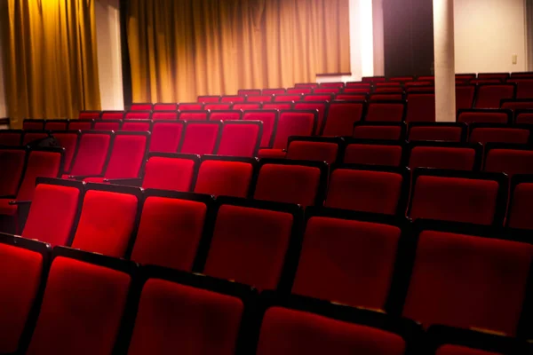Auditório Teatro Cinema Holofotes Passam Por Assentos Vazios — Fotografia de Stock