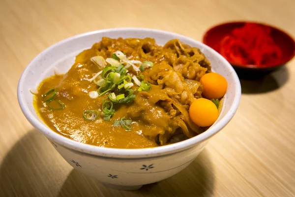 Lezzetli Japon havuç, patates, soğan ve domuz eti ile pirinç köri, lezzetli ve sağlıklı