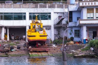 Kuzey Tayvan'da balık limanı, Keelung Barış Adası'nda balıkçı limanı, balıkçı limanı yakınındaki tersane
