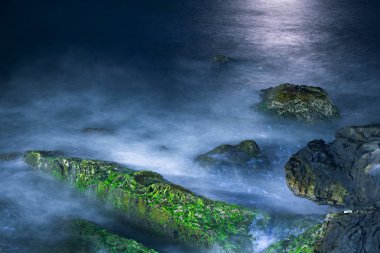 Wanli District ünlü doğal konumlar, New Taipei City, North Coast, kıyı boyunca gece sahne çekim, uzun saniye pozlama deniz manzarası