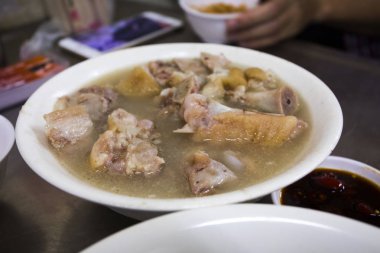 Tayvan mutfağı, Keelung Miaokou gece pazarı gıda, haşlanmış domuz ayakları çorbası,