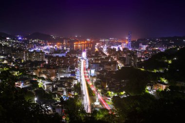 Kuzey Tayvan liman kenti, Keelung Harbor, Keelung City iskelesinin gece manzarasına bakan,