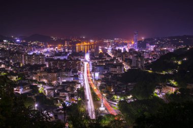 Kuzey Tayvan liman kenti, Keelung Harbor, Keelung City iskelesinin gece manzarasına bakan,
