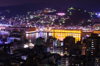 Kuzey Tayvan liman kenti, Keelung Harbor, Keelung City iskelesinin gece manzarasına bakan,