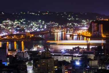 Kuzey Tayvan liman kenti, Keelung Harbor, Keelung City iskelesinin gece manzarasına bakan,