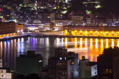 Kuzey Tayvan liman kenti, Keelung Harbor, Keelung City iskelesinin gece manzarasına bakan,