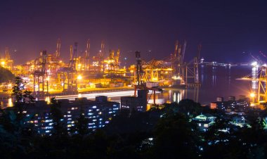 Kuzey Tayvan liman kenti, Keelung Harbor, Keelung City iskelesinin gece manzarasına bakan,