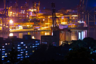 Kuzey Tayvan liman kenti, Keelung Harbor, Keelung City iskelesinin gece manzarasına bakan,