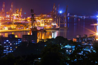 Kuzey Tayvan liman kenti, Keelung Harbor, Keelung City iskelesinin gece manzarasına bakan,