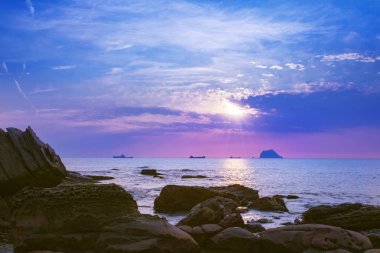 Wanli District ünlü doğal cazibe, New Taipei City, Tayvan, gün doğumunda Wanli Boks Taşı