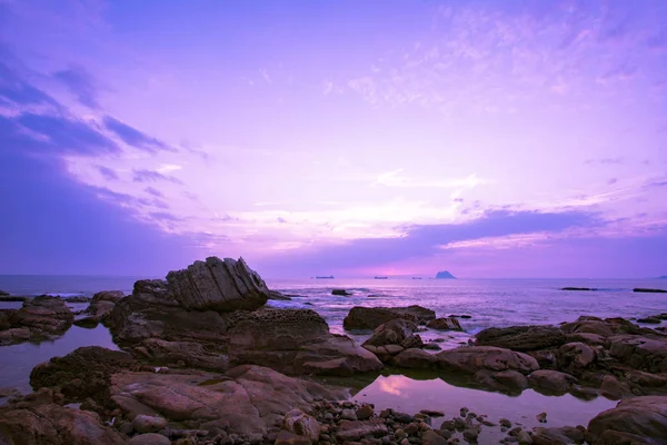 Wanli District ünlü doğal cazibe, New Taipei City, Tayvan, gün doğumunda Wanli Boks Taşı
