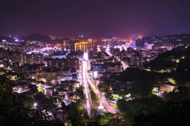Kuzey Tayvan liman kenti, Keelung Harbor, Keelung City iskelesinin gece manzarasına bakan,