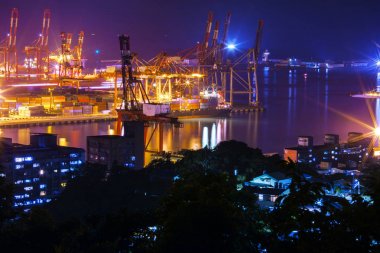 Kuzey Tayvan liman kenti, Keelung Harbor, Keelung City iskelesinin gece manzarasına bakan,