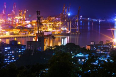 Kuzey Tayvan liman kenti, Keelung Harbor, Keelung City iskelesinin gece manzarasına bakan,