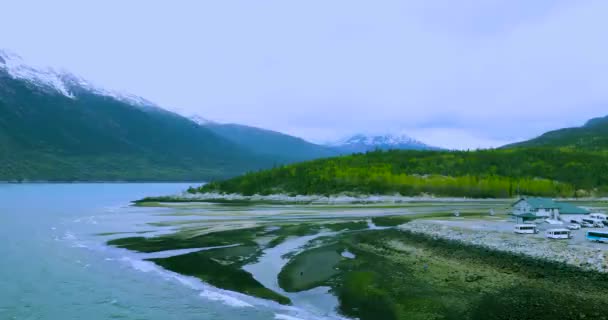 静かで寒い朝 クルーズ船はアラスカ州スカグウェイの港に停泊しています — ストック動画