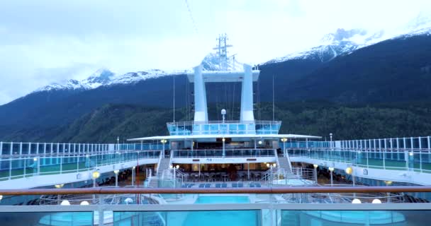 静かで寒い朝 クルーズ船はアラスカ州スカグウェイの港に停泊しています — ストック動画