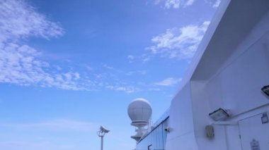 Alaska, ABD'de denizde seyir, denizde iyi hava, mavi gökyüzü ve beyaz bulutlar, temiz hava
