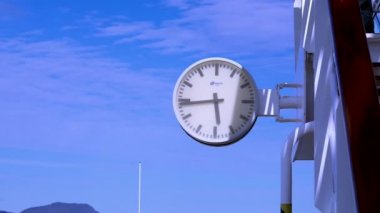 Alaska denizinde yolcu gemisi saati, güneşte güneş
