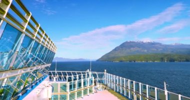 Alaska, ABD'de denizde seyir, denizde iyi hava, mavi gökyüzü ve beyaz bulutlar, temiz hava