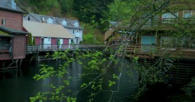 Alaska 'nın Ketchikan kasabasında, yeşil temiz dere xiaoxi Sokağı üzerinden akar.