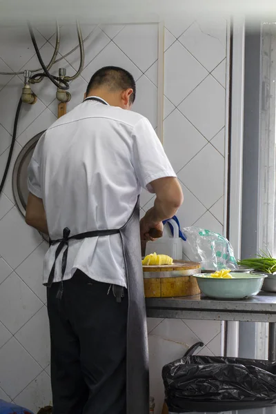 Chef Cocina Preparándose Para Cocinar Cortando Papas —  Fotos de Stock