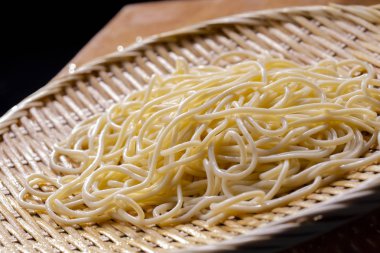 Dişlerin eriştebam kutupları üzerine yerleştirilir ve doğa iştah açıcı.