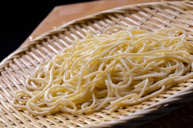 Dişlerin eriştebam kutupları üzerine yerleştirilir ve doğa iştah açıcı.