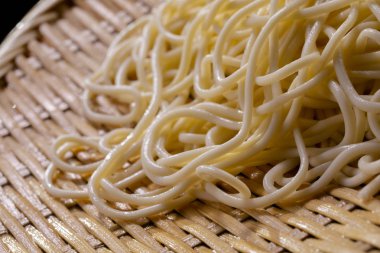 Dişlerin eriştebam kutupları üzerine yerleştirilir ve doğa iştah açıcı.