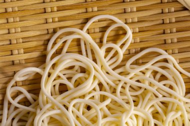 Dişlerin eriştebam kutupları üzerine yerleştirilir ve doğa iştah açıcı.