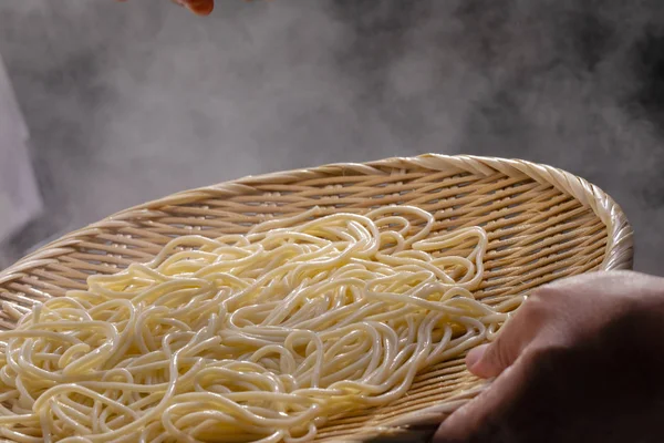 Poste Bambú Recoge Los Fideos Calientes Caldero Los Dientes Fideos —  Fotos de Stock