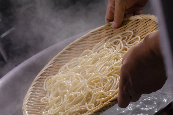 Poste Bambú Recoge Los Fideos Calientes Caldero Los Dientes Fideos —  Fotos de Stock