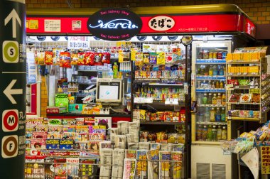 Shinjuku, Tokyo, Japonya, metro istasyonundaki gazete bayileri, marketler.