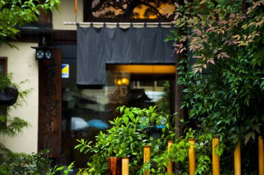 Tokyo, Japonya, Asakusa-ji Tapınağı 'nın alışveriş caddesi, ara sokaktaki Japon restoranı.