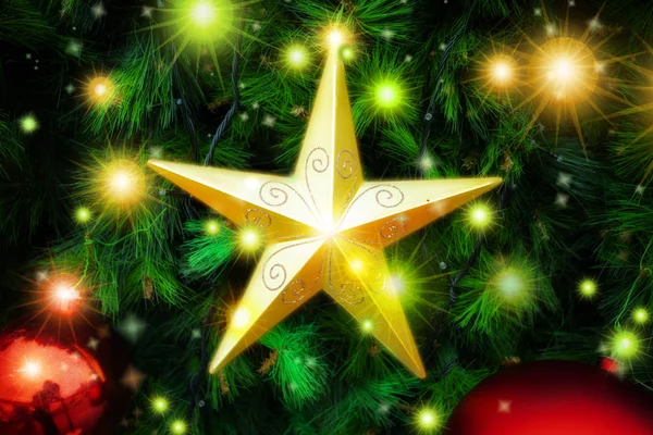 Χριστούγεννα Χριστουγεννιάτικο Δέντρο Διακοσμημένο Πολλά Χριστουγεννιάτικα Στολίδια Και Χρυσά Αστέρια — Φωτογραφία Αρχείου